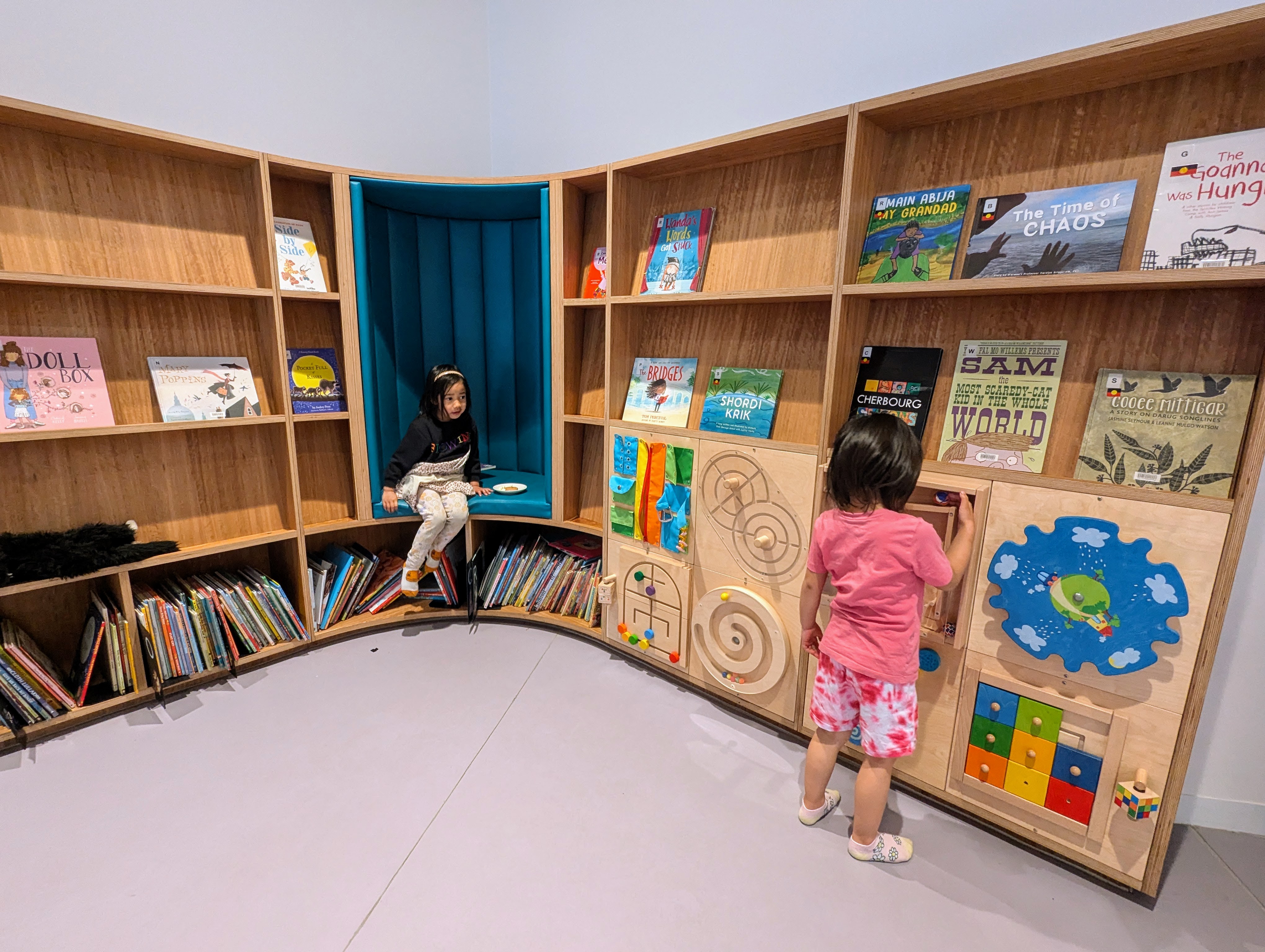 図書館は親子の遊び場